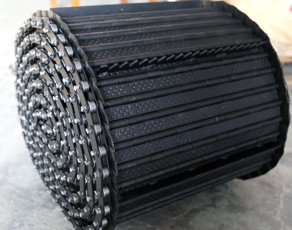 Black chain plate detail of hinge chip conveyor, heavy duty chain plate